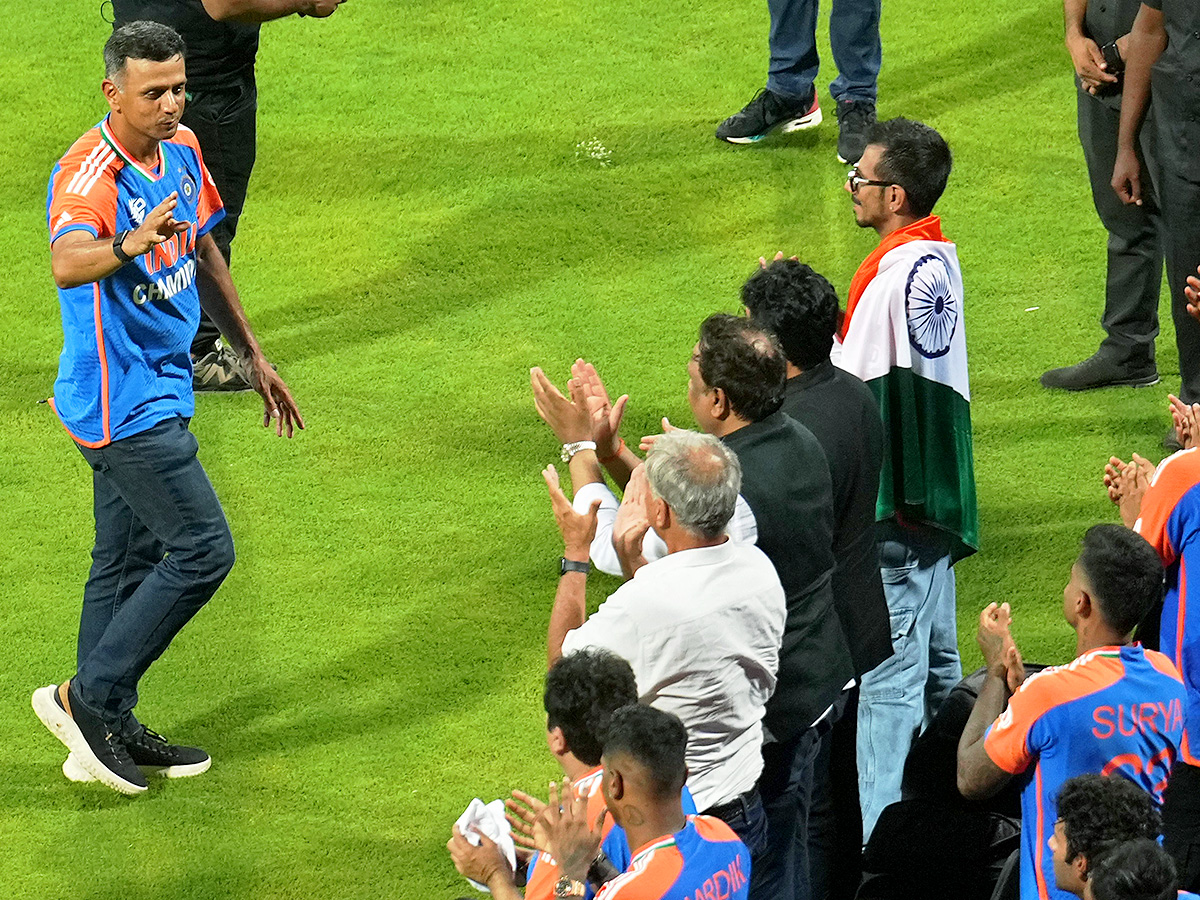 T20_20World_20Cup-winning_20Indian_20cricket_20team_20ceremony_20at_20the_20Wankhede_20Stadium__20_2811_29.jpg 11