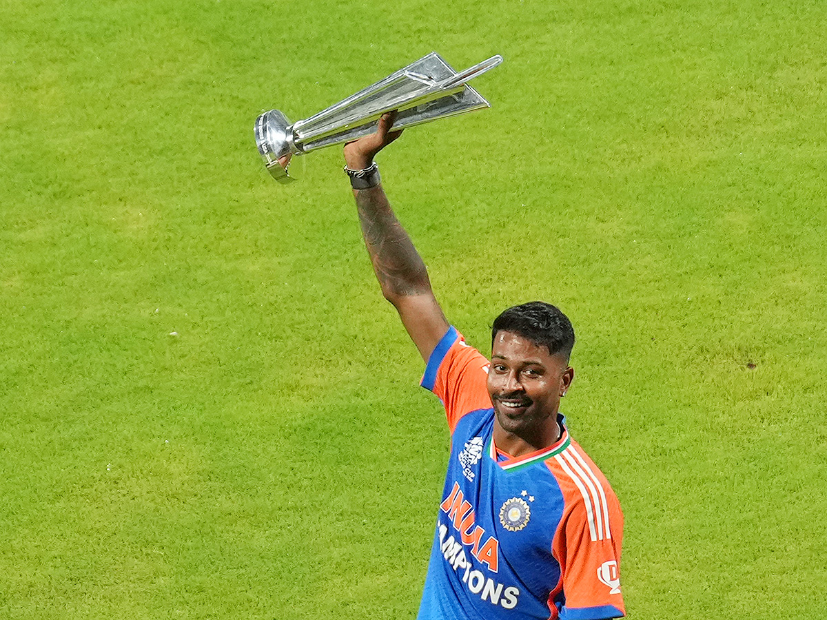 T20_20World_20Cup-winning_20Indian_20cricket_20team_20ceremony_20at_20the_20Wankhede_20Stadium__20_2813_29.jpg 13