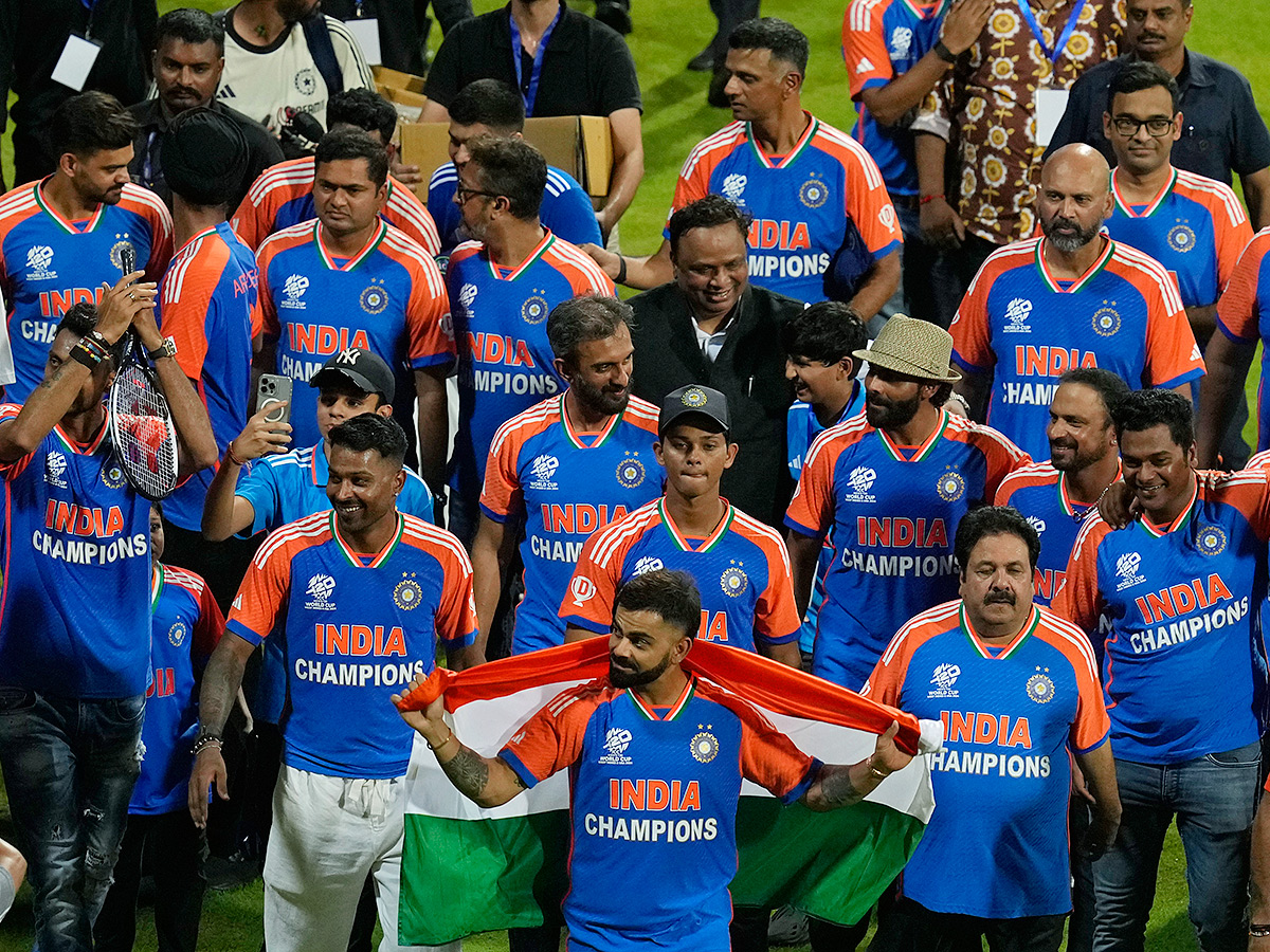 T20_20World_20Cup-winning_20Indian_20cricket_20team_20ceremony_20at_20the_20Wankhede_20Stadium__20_2818_29.jpg 18