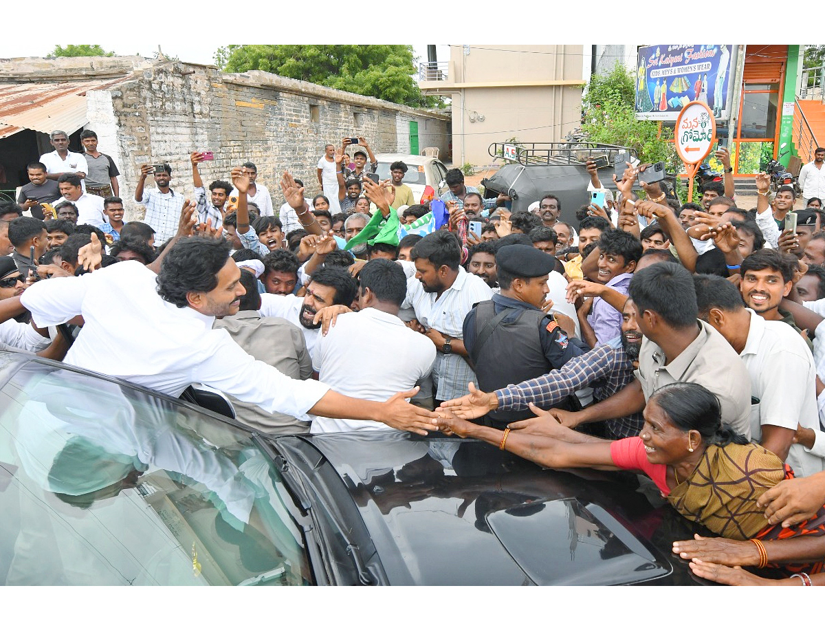 YS_20Jagan_20Received_20Warm_20Welcome_20In_20Kadapa_20At_20Pulivendula_20Photos_20_2814_29.jpg 14