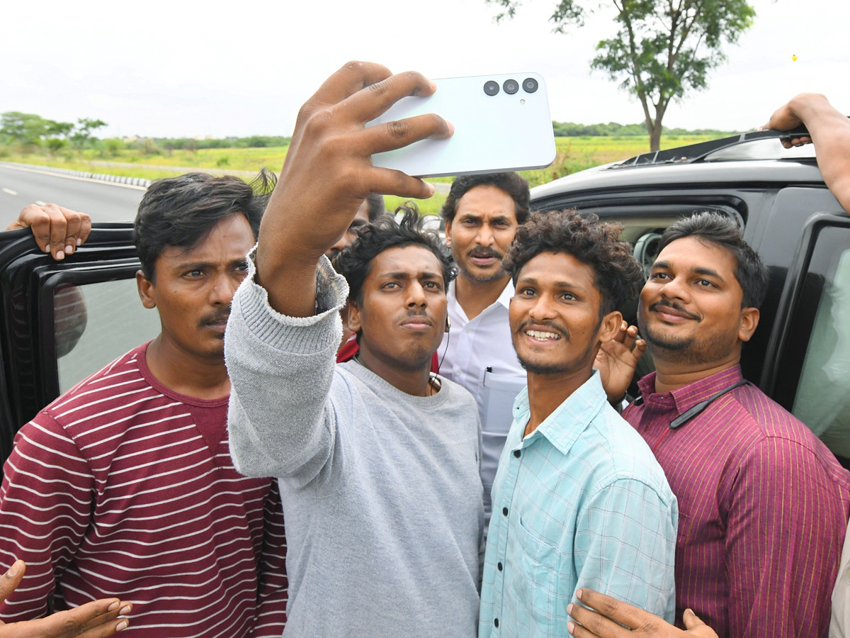 YS_20Jagan_20Received_20Warm_20Welcome_20In_20Kadapa_20At_20Pulivendula_20Photos_20_287_29.jpg 7