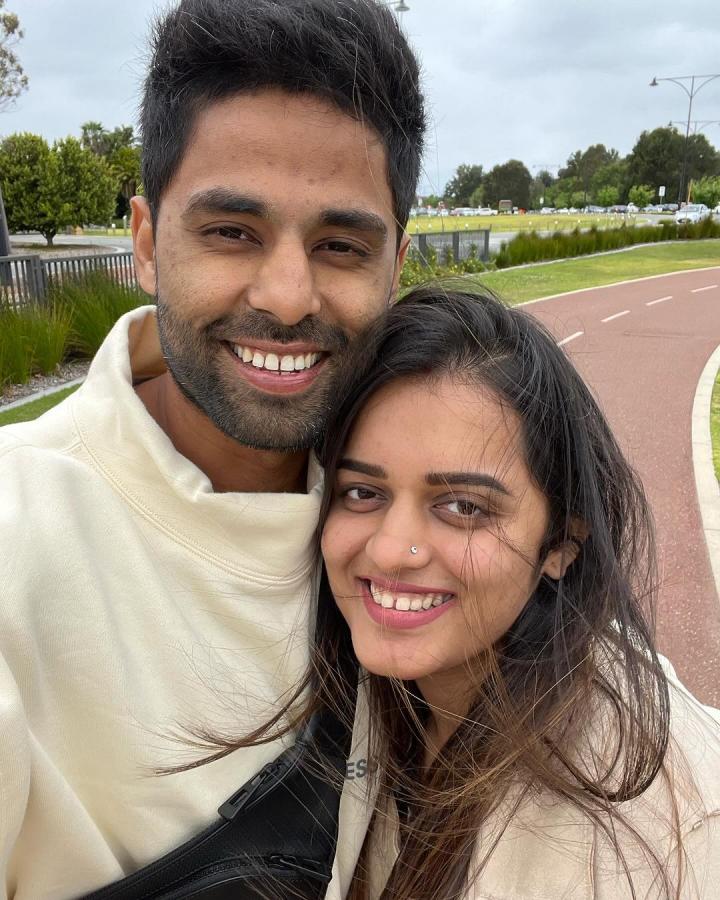 SuryakumarYadavDevishaShetty_02.jpg 2