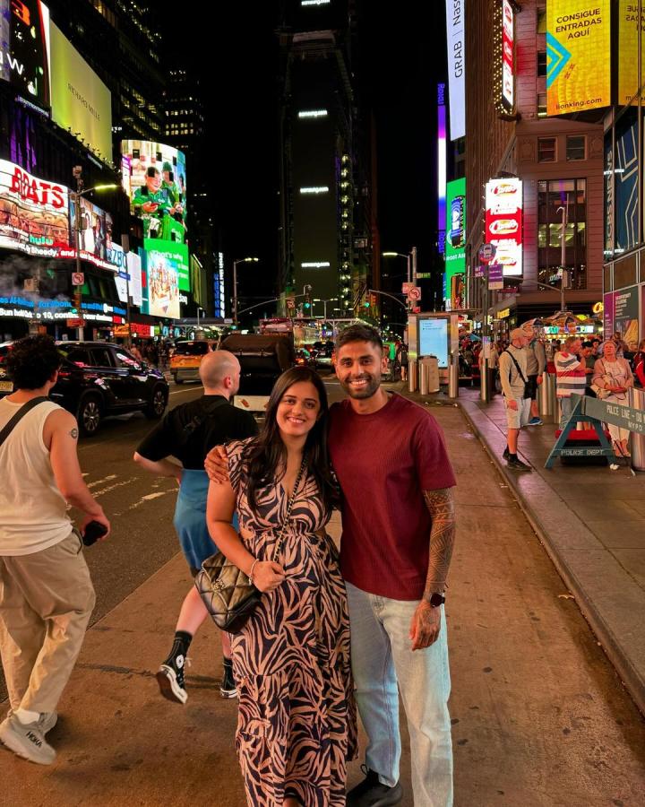 SuryakumarYadavDevishaShetty_10.jpg 10