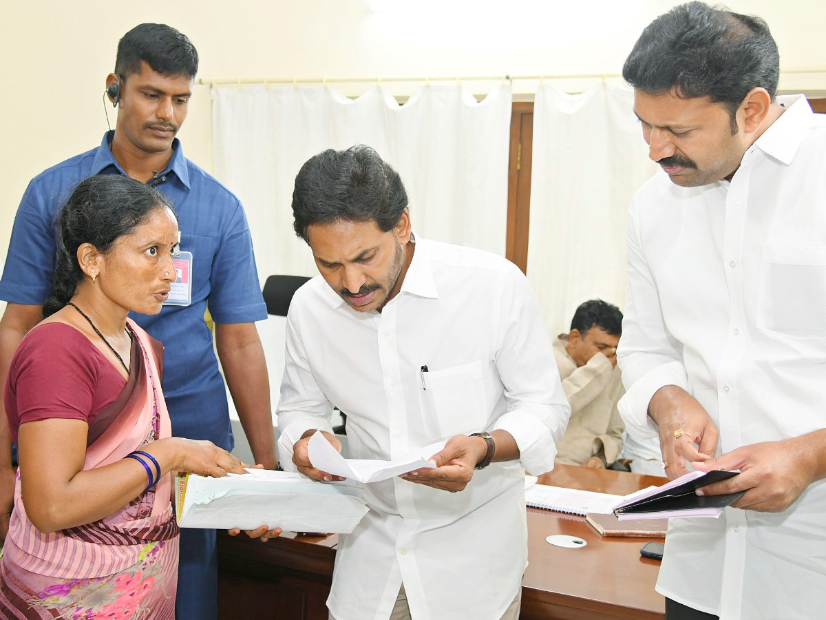 YSRCP_20Leaders_20and_20Public_20Reached_20to_20Pulivendula_20Camp_20Office_20to_20Meet_20YS_20Jagan_20Photos_20_2811_29.jpg 12