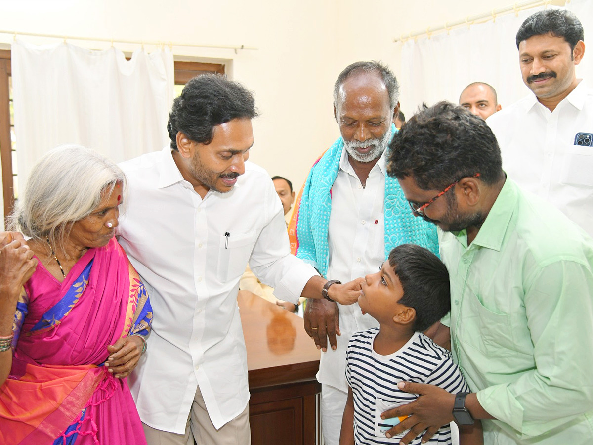 YSRCP_20Leaders_20and_20Public_20Reached_20to_20Pulivendula_20Camp_20Office_20to_20Meet_20YS_20Jagan_20Photos_20_2812_29.jpg 13