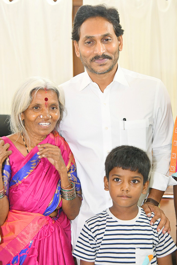 YSRCP_20Leaders_20and_20Public_20Reached_20to_20Pulivendula_20Camp_20Office_20to_20Meet_20YS_20Jagan_20Photos_20_2813_29.jpg 14
