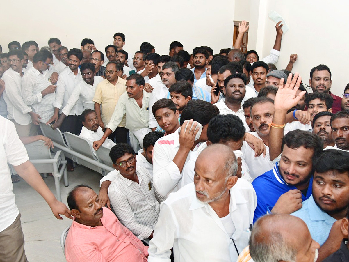 YSRCP_20Leaders_20and_20Public_20Reached_20to_20Pulivendula_20Camp_20Office_20to_20Meet_20YS_20Jagan_20Photos_20_2816_29.jpg 17