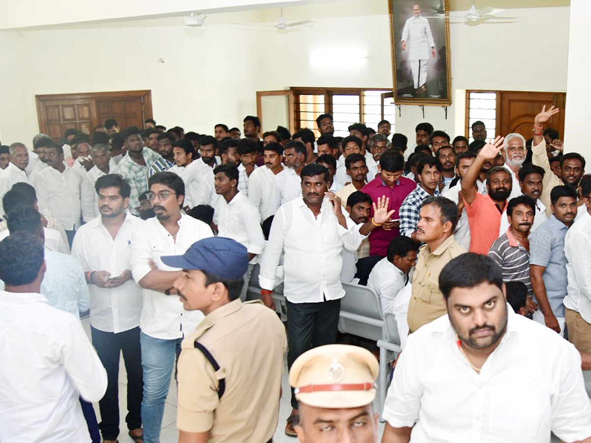 YSRCP_20Leaders_20and_20Public_20Reached_20to_20Pulivendula_20Camp_20Office_20to_20Meet_20YS_20Jagan_20Photos_20_2817_29.jpg 18
