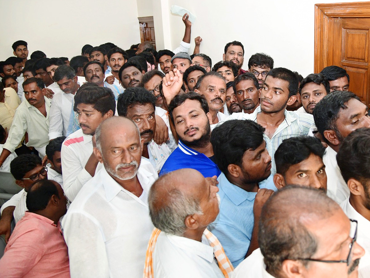 YSRCP_20Leaders_20and_20Public_20Reached_20to_20Pulivendula_20Camp_20Office_20to_20Meet_20YS_20Jagan_20Photos_20_2818_29.jpg 19