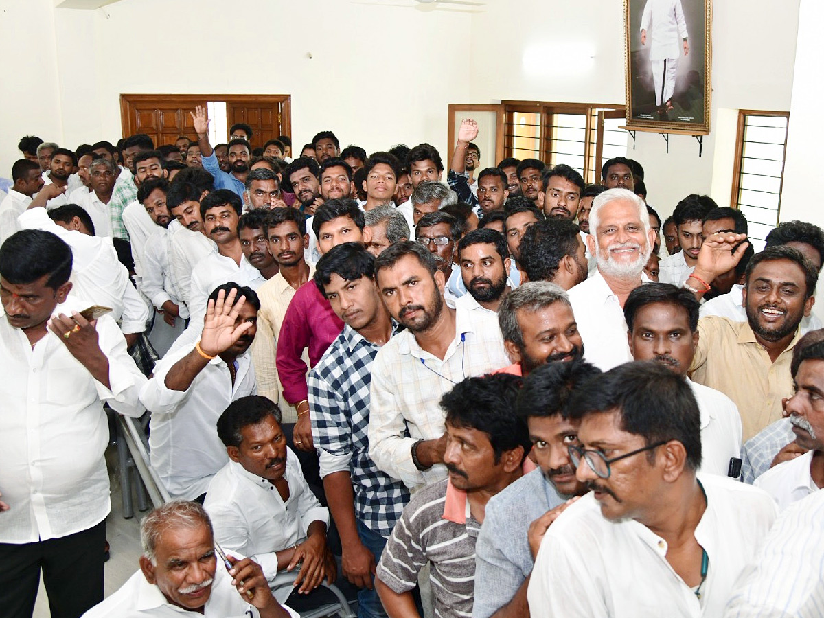 YSRCP_20Leaders_20and_20Public_20Reached_20to_20Pulivendula_20Camp_20Office_20to_20Meet_20YS_20Jagan_20Photos_20_2819_29.jpg 20