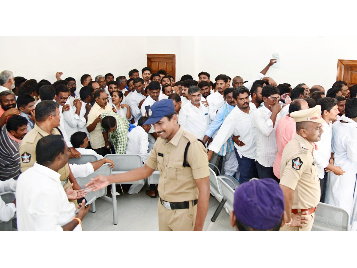 YSRCP_20Leaders_20and_20Public_20Reached_20to_20Pulivendula_20Camp_20Office_20to_20Meet_20YS_20Jagan_20Photos_20_2821_29.jpg 22