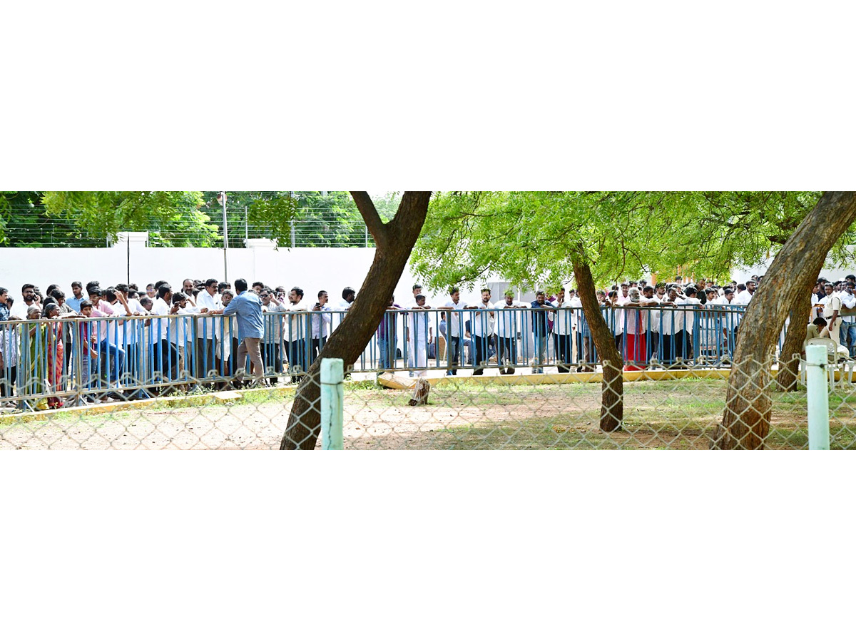 YSRCP_20Leaders_20and_20Public_20Reached_20to_20Pulivendula_20Camp_20Office_20to_20Meet_20YS_20Jagan_20Photos_20_2822_29.jpg 23