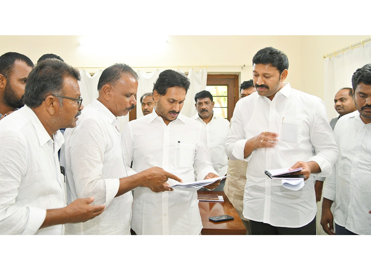 YSRCP_20Leaders_20and_20Public_20Reached_20to_20Pulivendula_20Camp_20Office_20to_20Meet_20YS_20Jagan_20Photos_20_289_29_0.jpg 10