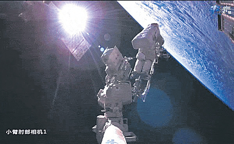 CHINESE-SPACE-WALK.jpg