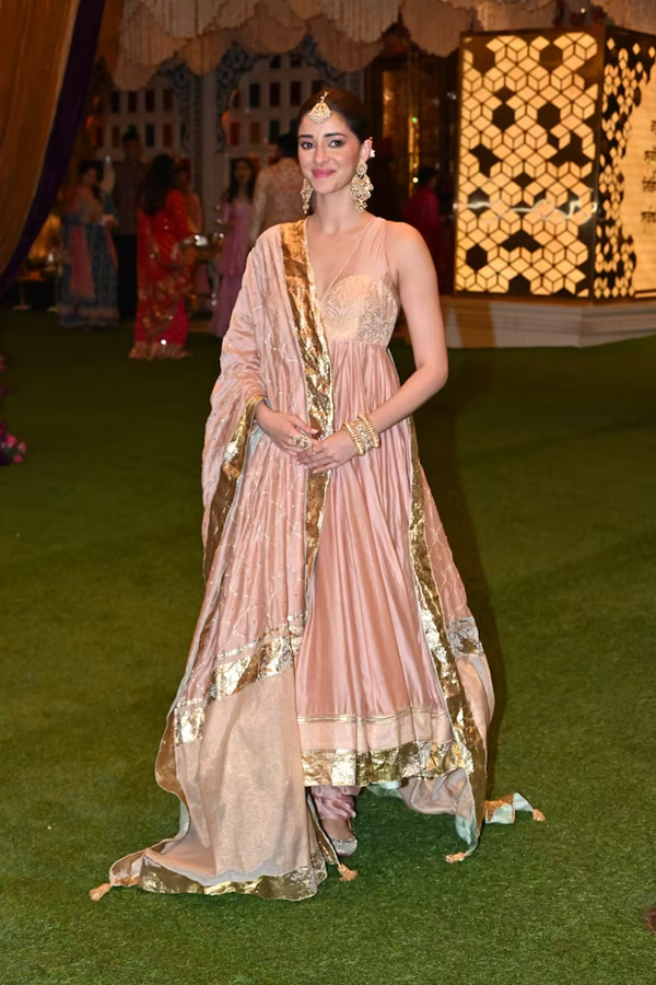 Ananth-Radhika-Haldhi-5_0.jpg 6