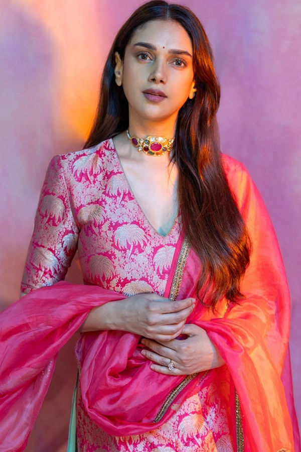 Aditi-Rao-Hydari-3_0.jpg 4