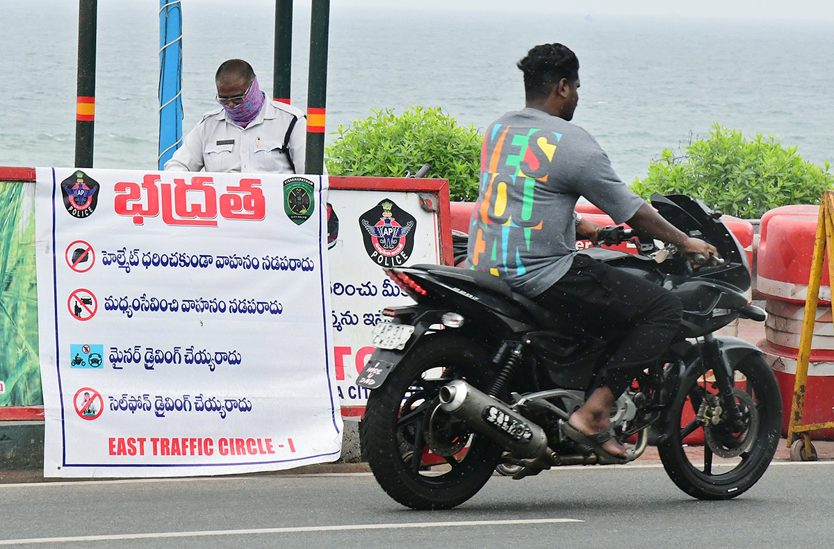 No_20Helmet_20in_20Visakhapatnam_2.jpg 2