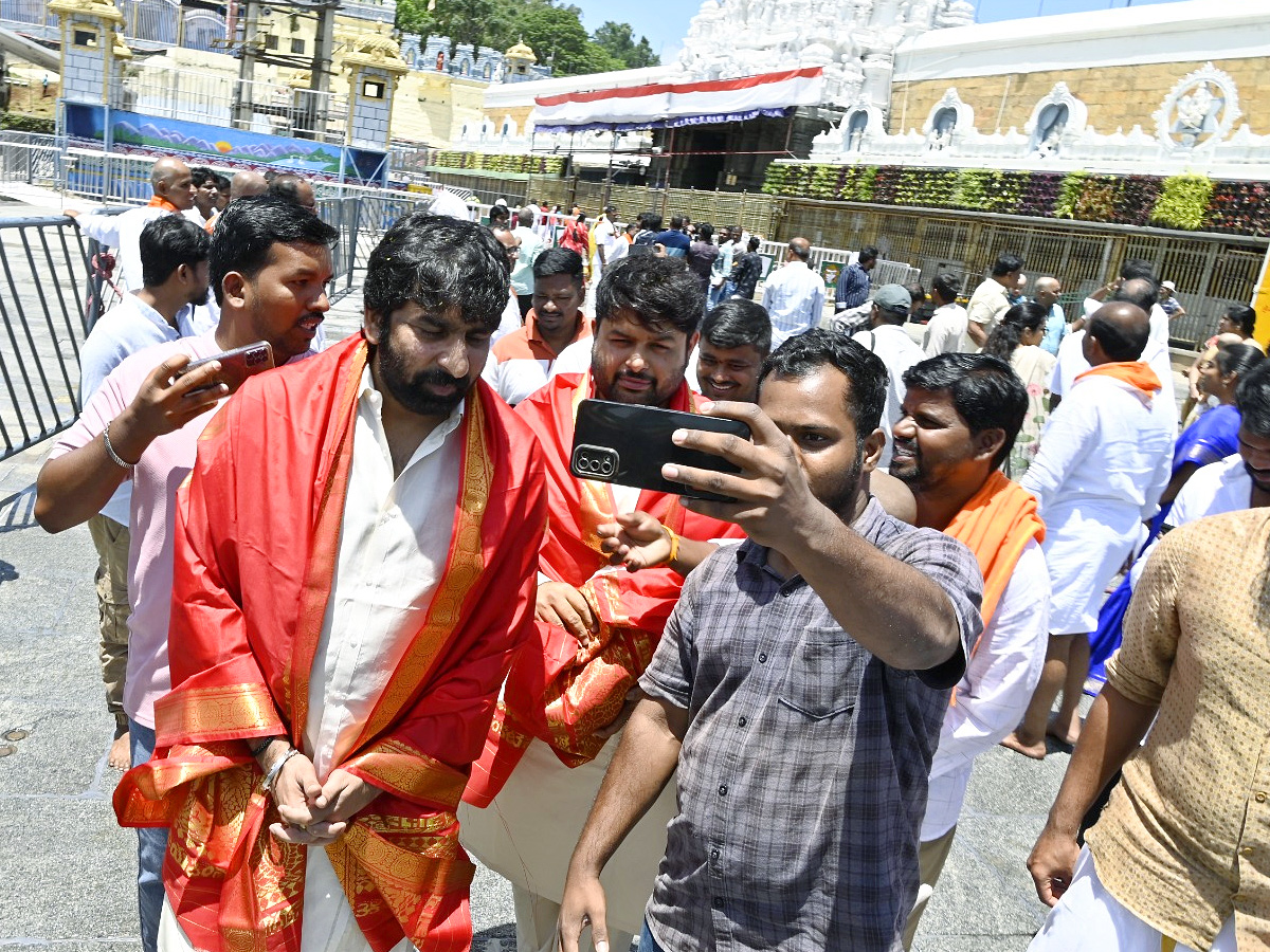 Producer_20Suresh_20Babu_20Visit_20to_20Tirumala_20Photos_20_2810_29.jpg 11