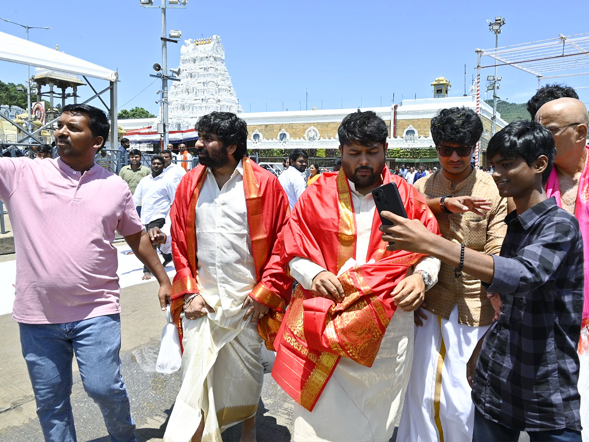 Producer_20Suresh_20Babu_20Visit_20to_20Tirumala_20Photos_20_2814_29.jpg 15