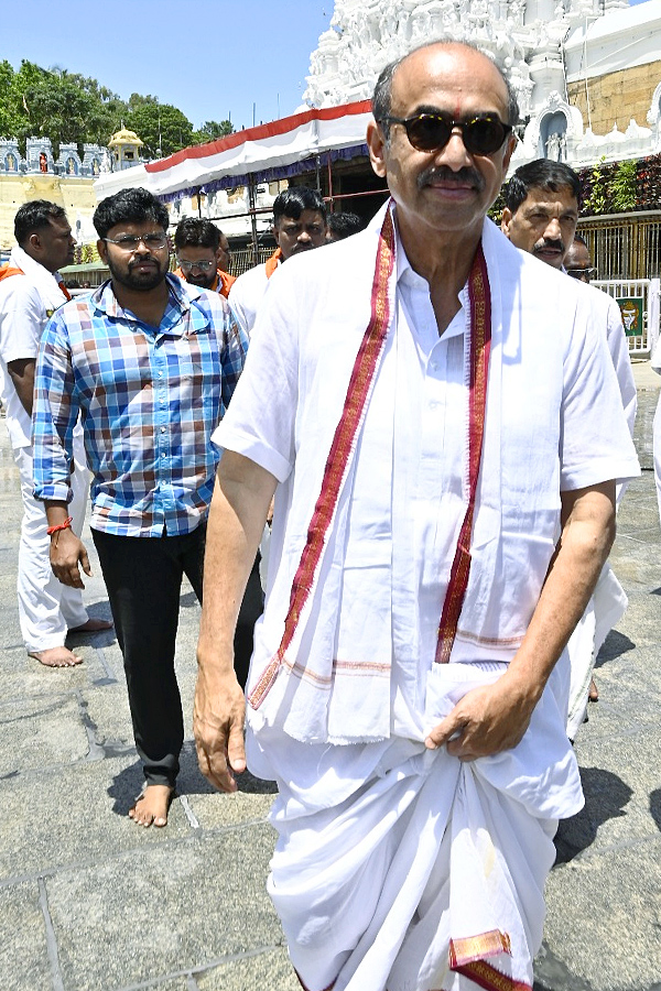 Producer_20Suresh_20Babu_20Visit_20to_20Tirumala_20Photos_20_2816_29.jpg 17