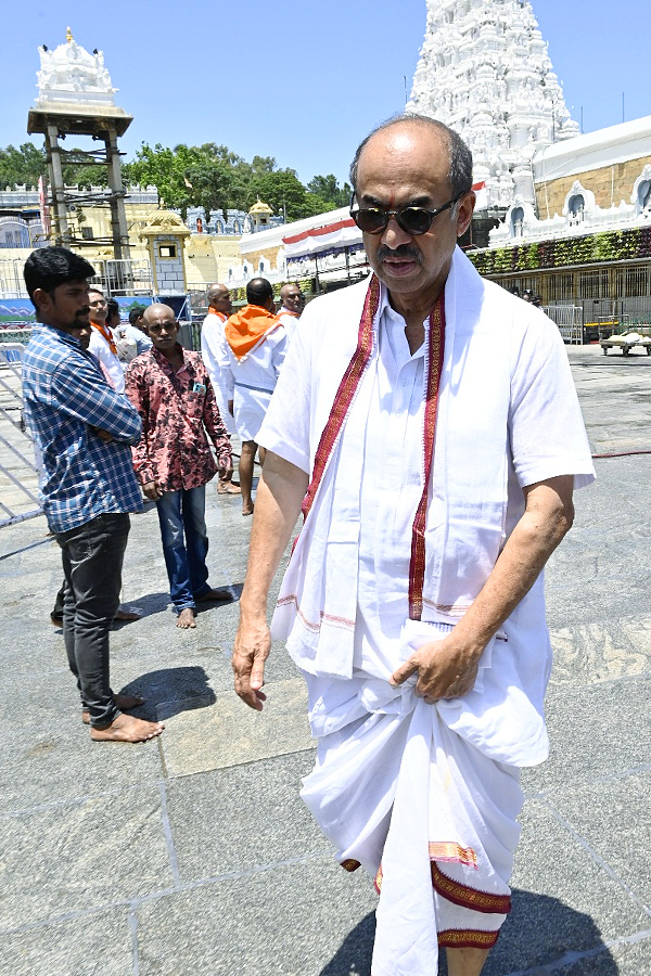 Producer_20Suresh_20Babu_20Visit_20to_20Tirumala_20Photos_20_281_29.jpg 2