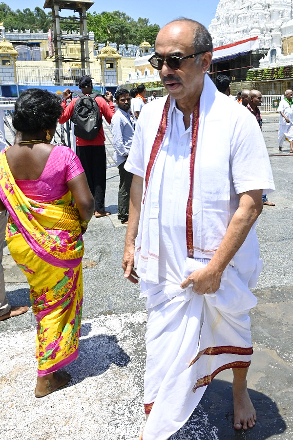 Producer_20Suresh_20Babu_20Visit_20to_20Tirumala_20Photos_20_283_29.jpg 4