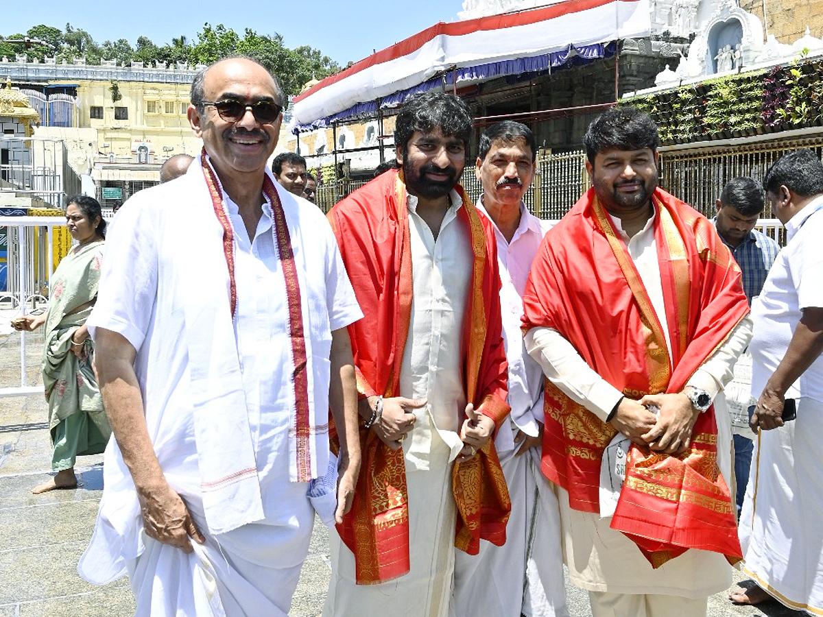 Producer_20Suresh_20Babu_20Visit_20to_20Tirumala_20Photos_20_286_29.jpg 1