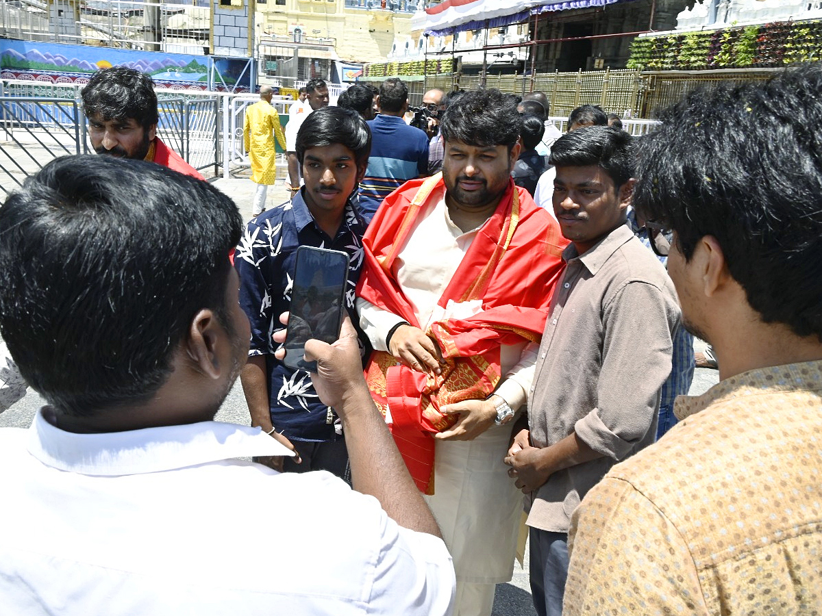 Producer_20Suresh_20Babu_20Visit_20to_20Tirumala_20Photos_20_288_29.jpg 9
