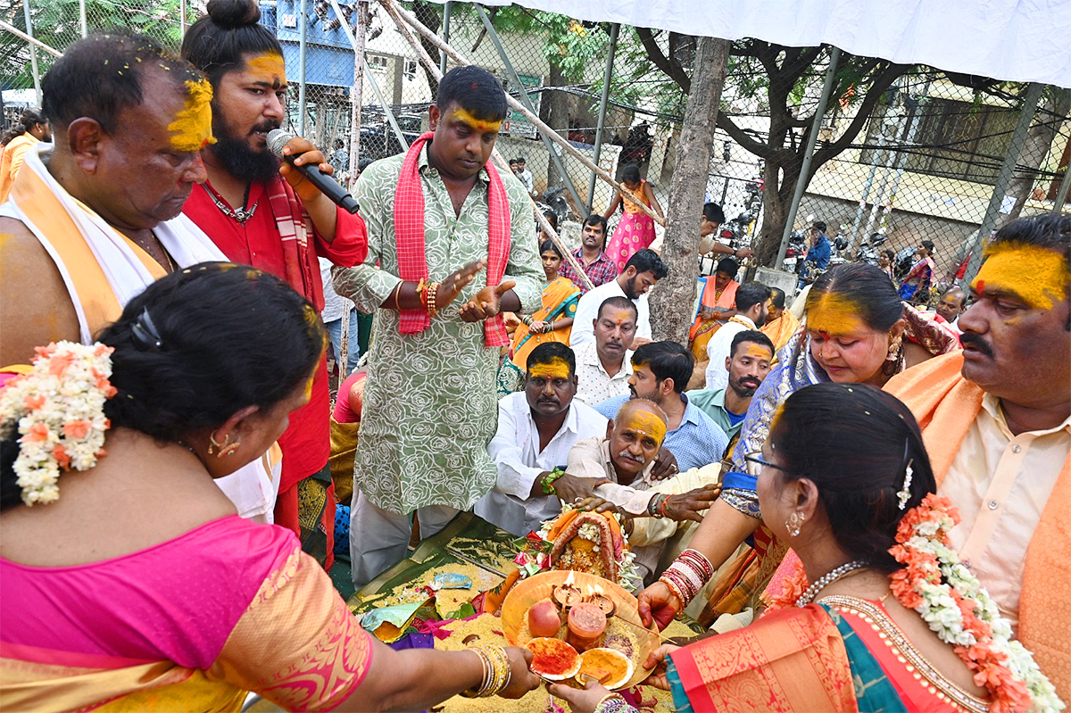 Sri_20Renuka_20Yellamma_20Mahalaxmi_20Yellamma_20Kalyanam_20Photos_19.jpg 15