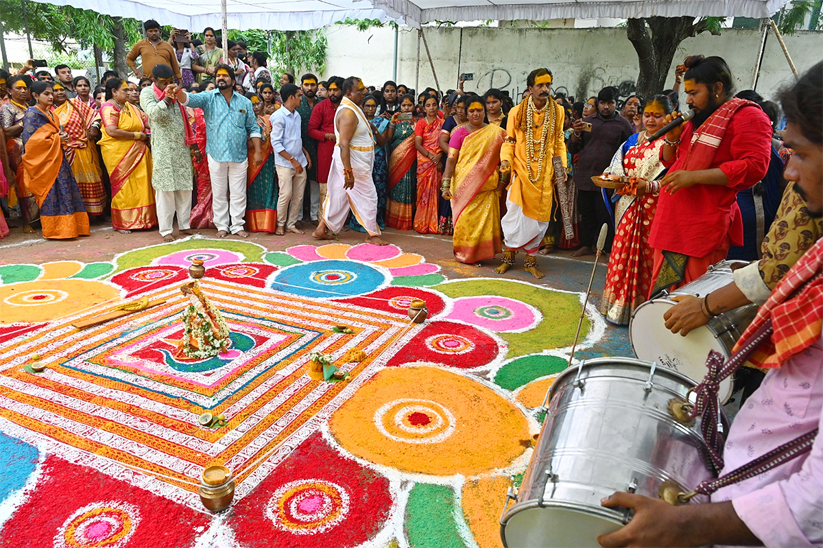 Sri_20Renuka_20Yellamma_20Mahalaxmi_20Yellamma_20Kalyanam_20Photos_21.jpg 17