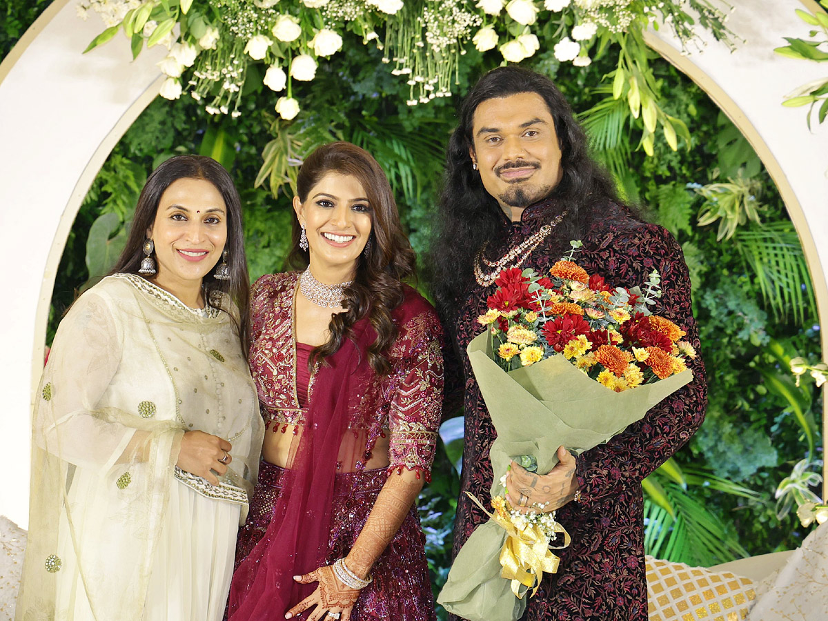 Actress_20Varalaxmi_20Sarathkumar_20And_20Nicholai_20Sachdev_20Wedding_20Photos_20Goes_20Viral_20_2819_29.jpg 14