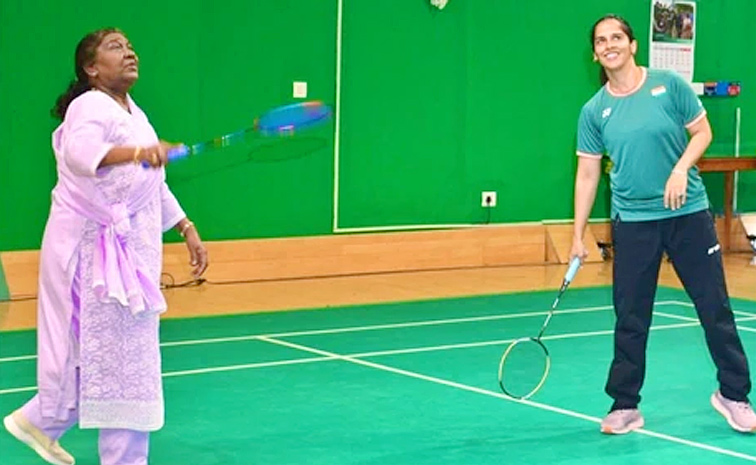 President_20Murmu_20Plays_20Badminton_20With_20Saina_20Nehwal_20At_20Rashtrapati_20Bhavan_20Photos_20_281_29.jpg 3