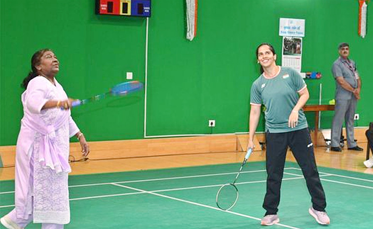President_20Murmu_20Plays_20Badminton_20With_20Saina_20Nehwal_20At_20Rashtrapati_20Bhavan_20Photos_20_284_29.jpg 5