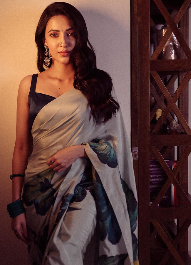 Actress_20Neha_20Shetty_20Hot_20photos_16.jpg 16