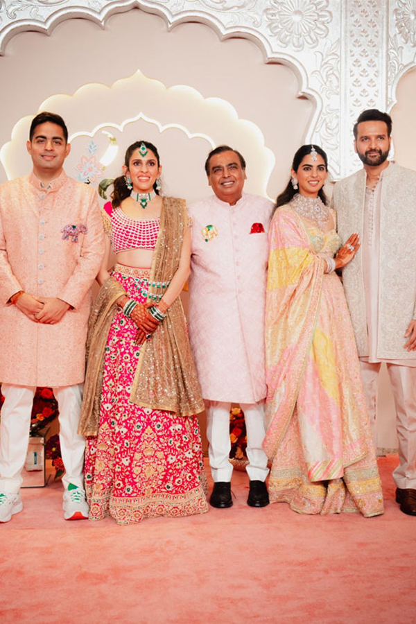 Celebreties_20Attend_20Anant_20Ambani_20and_20Radhika_20Merchant_20Wedding_20Photos11_20_289_29.jpg 43