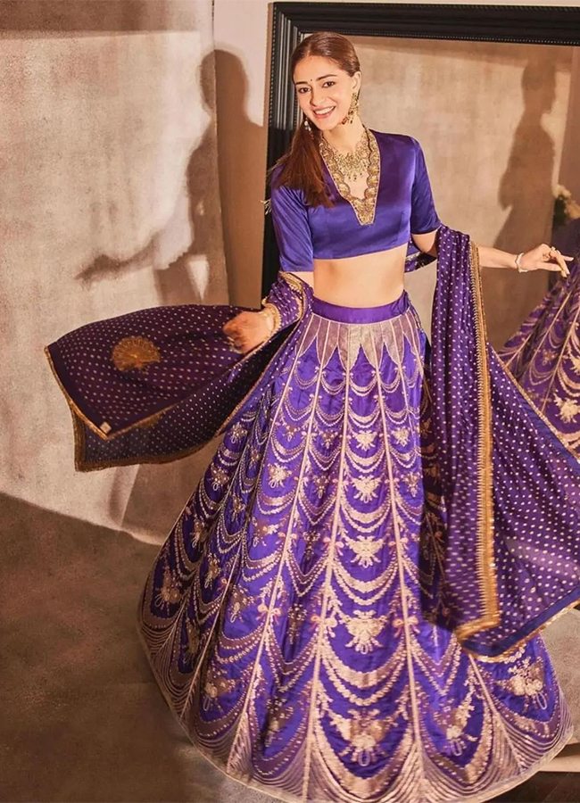 Celebrities_20in_20Anant_20Radhika_20Wedding_20And_20Ambani_20Family_20Dandiya_20Dance_20Photos__20_2810_29.jpg 10