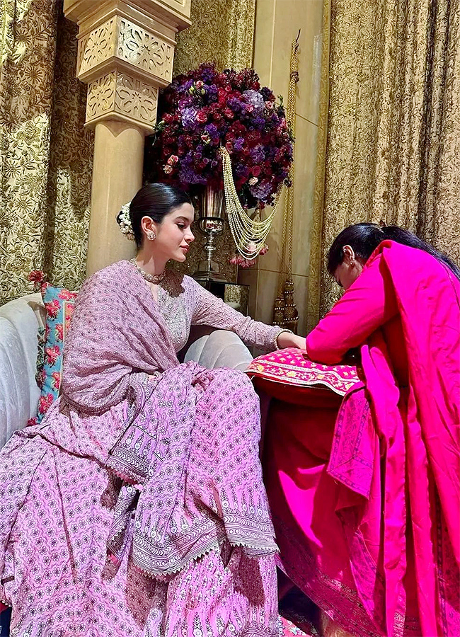 Celebrities_20in_20Anant_20Radhika_20Wedding_20And_20Ambani_20Family_20Dandiya_20Dance_20Photos__20_2812_29.jpg 12