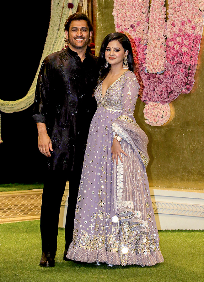Celebrities_20in_20Anant_20Radhika_20Wedding_20And_20Ambani_20Family_20Dandiya_20Dance_20Photos__20_2818_29.jpg 18