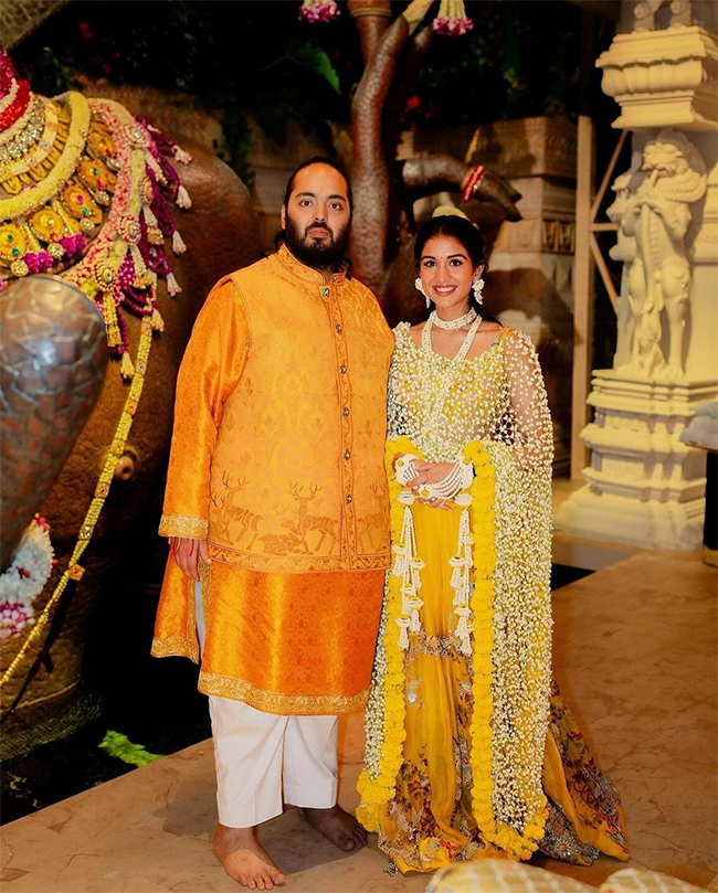Celebrities_20in_20Anant_20Radhika_20Wedding_20And_20Ambani_20Family_20Dandiya_20Dance_20Photos__20_282_29.jpg 2