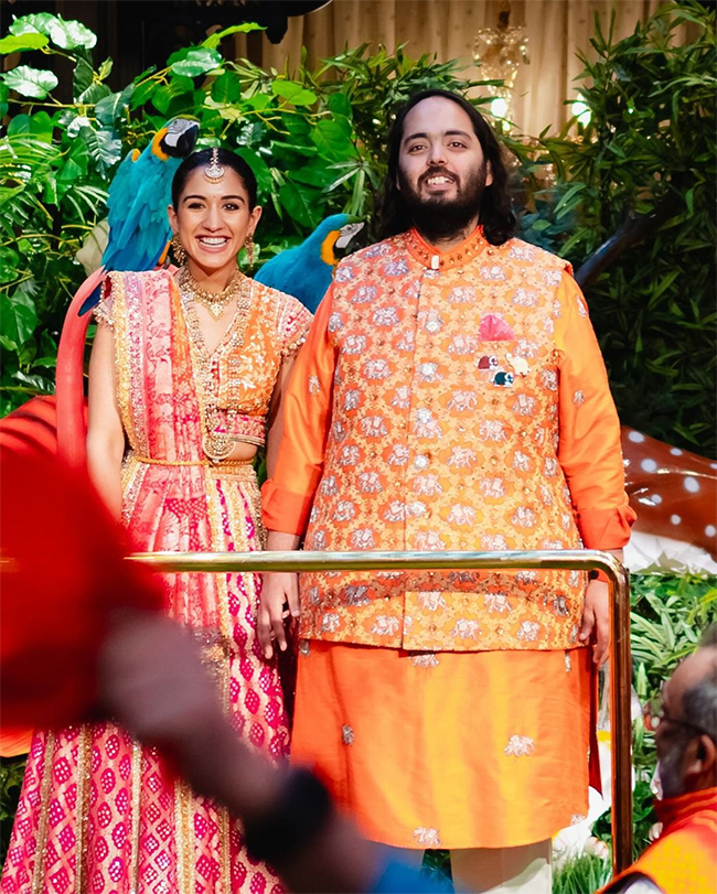 Celebrities_20in_20Anant_20Radhika_20Wedding_20And_20Ambani_20Family_20Dandiya_20Dance_20Photos__20_285_29.jpg 5
