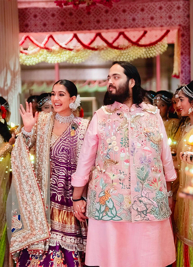 Celebrities_20in_20Anant_20Radhika_20Wedding_20And_20Ambani_20Family_20Dandiya_20Dance_20Photos__20_286_29.jpg 6