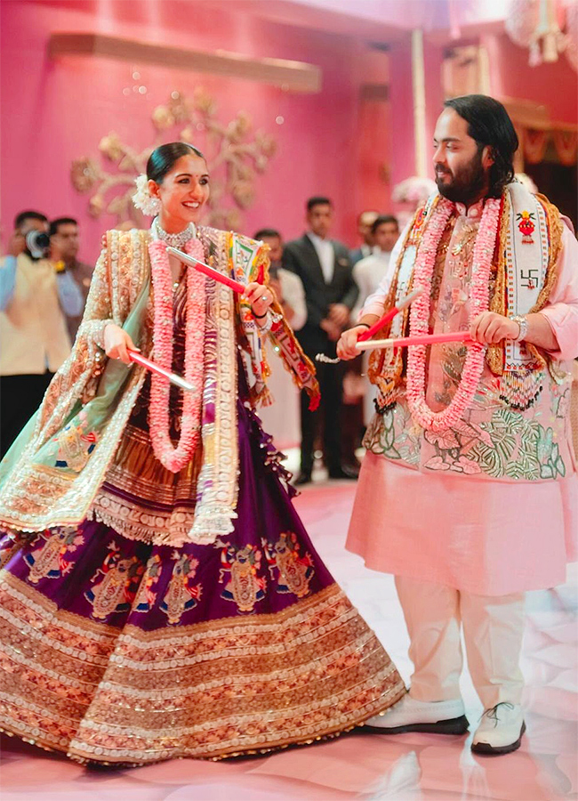 Celebrities_20in_20Anant_20Radhika_20Wedding_20And_20Ambani_20Family_20Dandiya_20Dance_20Photos__20_288_29.jpg 8