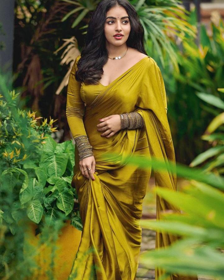 MalavikaMenon-04.jpg 4