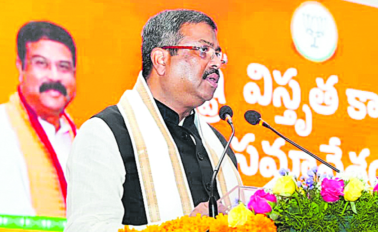 Dharmendra_20Pradhan_2C.jpg