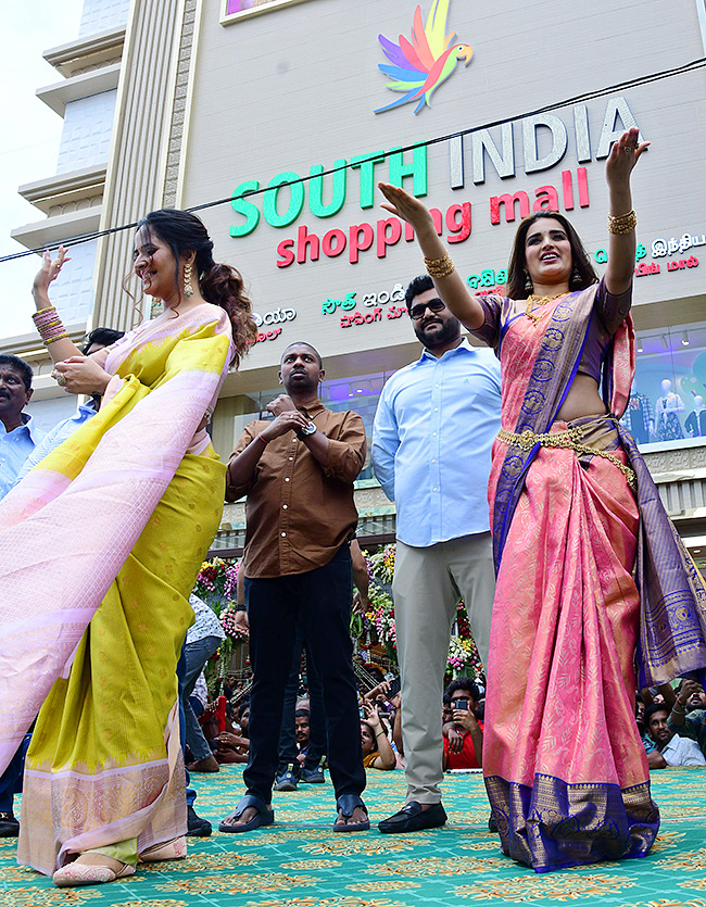 Nidhi_20agarwal_20And_20Anasuya_20Bharadwaj_20At_20Anantapur_20Photos_12.jpg 12