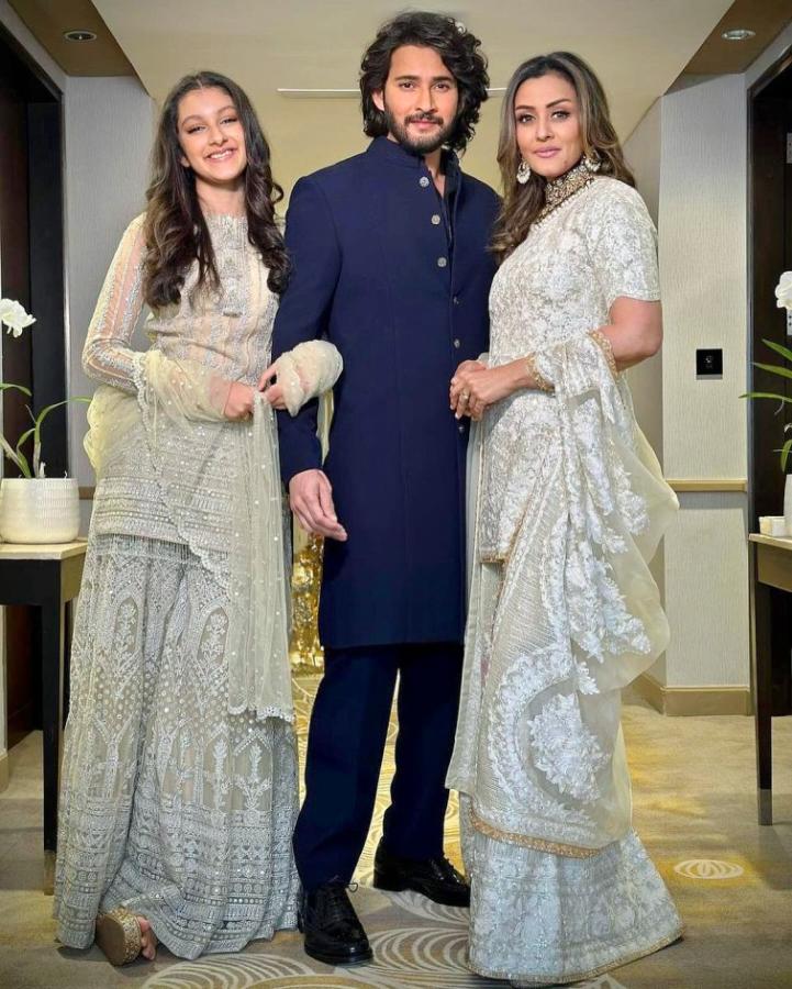 MaheshBabu-NamrataShirodkar_AnantRadhikaWedding_09.jpg 5