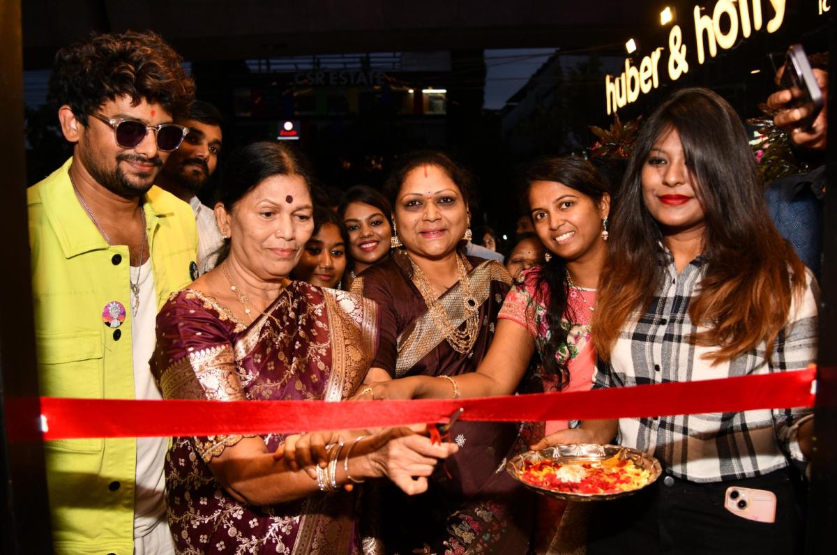 TBC-Luxury-Saloon-Launch-By-Tollywood-Celebreties-Photos-19.jpeg 18