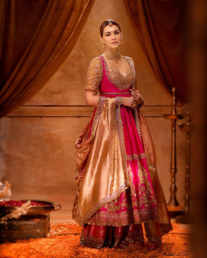 KritiSanon-03.jpg 3