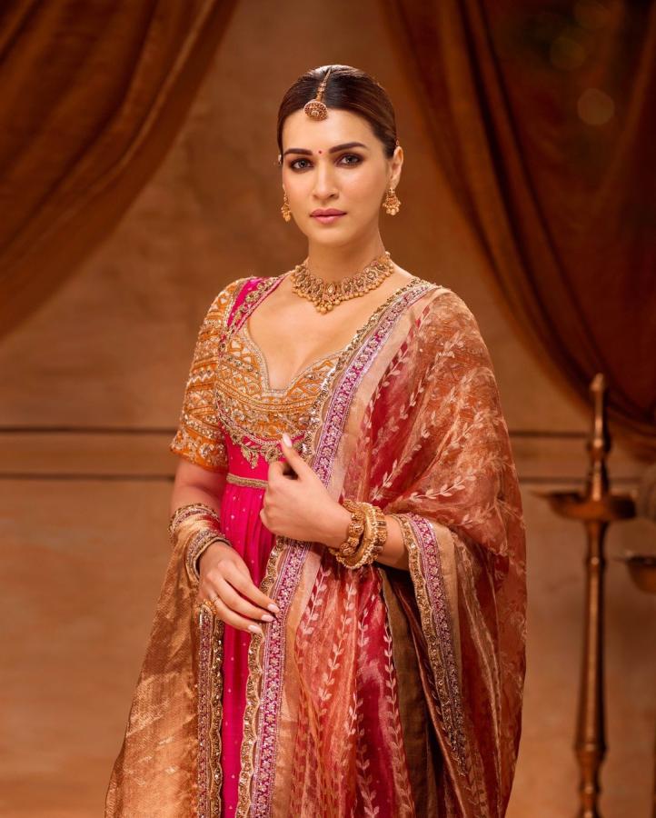 KritiSanon-04.jpg 4