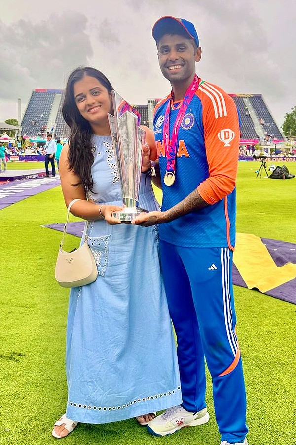 Suryakumar_20Yadav_20And_20His_20Wife_20Are_20Melting_20Hearts_20With_20Their_20Adorableness_20Photos_20_283_29.jpg 4